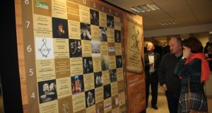 Teatras prasideda nuo rūbinės ir reklamų skaitymo...  D. Zibolienės nuotr.