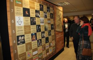 Teatras prasideda nuo rūbinės ir reklamų skaitymo...  D. Zibolienės nuotr.