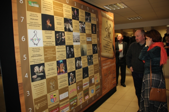 Teatras prasideda nuo rūbinės ir reklamų skaitymo... D. Zibolienės nuotr. Teatras prasideda nuo rūbinės ir reklamų skaitymo... D. Zibolienės nuotr.