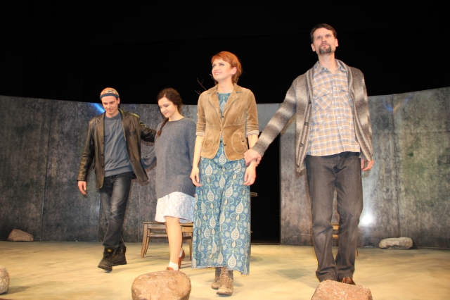 Kauno jaunosios teatralų kartos „Akmenų pelenuose“ – jausmingi išgyvenimai Kauno jaunosios teatralų kartos „Akmenų pelenuose“ – jausmingi išgyvenimai