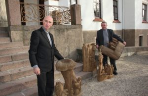 Premijos laureatui Valentui Butkui (kairėje) konkurso komisiją sužavėjusius drožinius parsigabenti namo padeda kraštietis Rimantas Zinkevičius. D. Zibolienės nuotr.