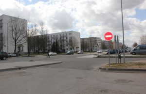 Vairuotojai Taikos ir Gruodžio gatvių sankryžoje nepaiso kelio ženklo reikalavimų. D. Zibolienės nuotr.