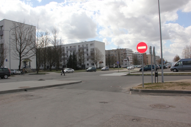 Vairuotojai Taikos ir Gruodžio gatvių sankryžoje nepaiso kelio ženklo reikalavimų. D. Zibolienės nuotr. Vairuotojai Taikos ir Gruodžio gatvių sankryžoje nepaiso kelio ženklo reikalavimų. D. Zibolienės nuotr.