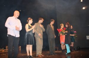 Po spektaklio - gėlės ir plojimai Klaipėdos pilies teatro aktoriams.
