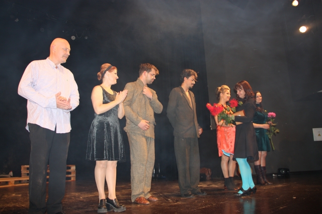 Po spektaklio - gėlės ir plojimai Klaipėdos pilies teatro aktoriams.