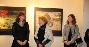 Parodos atidaryme autorė Jolanta Gegelevičiūtė (kairėje) su mama ir dukra.