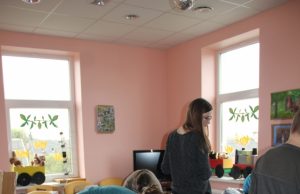 Rokiškio vaikų dienos centro darbuotojos kraustė labdaros dėžes ir rūšiavo daiktus.