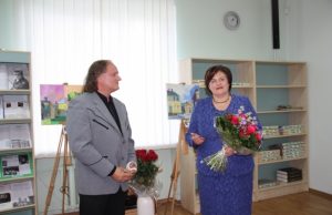 Premijos laureatą Albiną Kuliešių pasveikino Seimo pirmininkė Loreta Graužinienė.