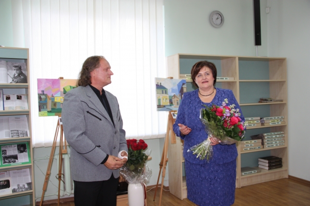 Premijos laureatą Albiną Kuliešių pasveikino Seimo pirmininkė Loreta Graužinienė.