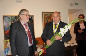 Dailininką  Rimą Zigmą Bičiūną suparodos atidarymu sveikina Vilniaus rokiškėnų klubo "Rokiškio pragiedruliai" pirmininkas Algis Narutis.