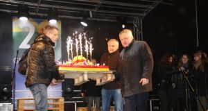 Rokiškio verslo klubo nariai Lietuvos Nepriklausomybės Atkūrimo metines drauge šventusiems rokiškėnams dovanojo įspūdingą tortą. A. Mackuvienės nuotr.