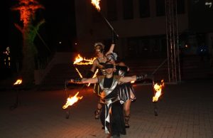 Prie Kultūros centro - ugnies fiesta.