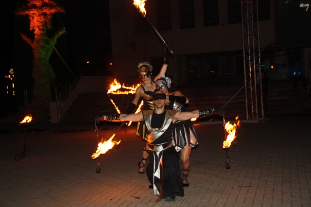 Prie Kultūros centro - ugnies fiesta.