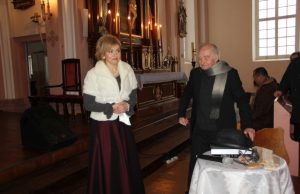 Obelių bažnyčioje koncertavo aktorius Ferdinandas Jakšys ir solistė Jolanta Stumbrienė. D. Zibolienės nuotr.