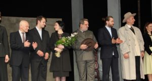 Po spektaklio - žiūrovų aploismentai ir rėmėjų dovanos. D. Zibolienės nuotr.