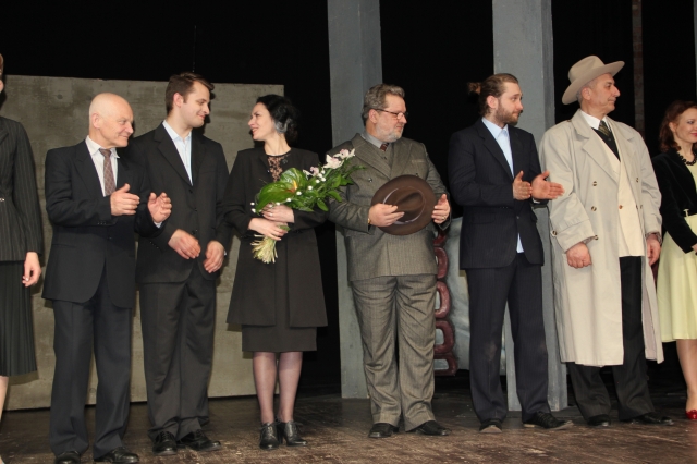 Po spektaklio - žiūrovų aploismentai ir rėmėjų dovanos. D. Zibolienės nuotr. Po spektaklio - žiūrovų aploismentai ir rėmėjų dovanos. D. Zibolienės nuotr.