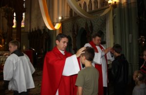 Tikinčiuosius palaimino kunigas vienuolis Domingo Avellaneda (priekyje) ir parapijos klebonas Eimantas Novikas.