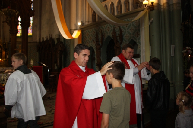 Tikinčiuosius palaimino kunigas vienuolis Domingo Avellaneda (priekyje) ir parapijos klebonas Eimantas Novikas.