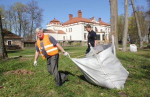 Dvaro parko talkos akimirka. D. Zibolienės nuotr.