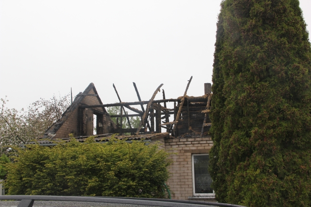 Vėlų vakarą ugnis kilo namo antrame namo aukšte. Vėlų vakarą ugnis kilo namo antrame namo aukšte.