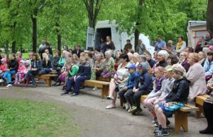Sumanymas pasiteisino - lauke rodomi spektakliai sutraukė nemažą būrį žiūrovų.