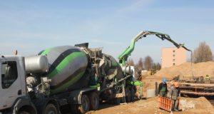 Palankūs pavasario orai leido anksti pradėti baseino sienų betonavimo darbus