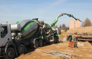 Palankūs pavasario orai leido anksti pradėti baseino sienų betonavimo darbus