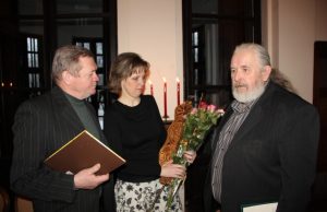 Renatą Sarajevienę su apdovanojimu pasveikino medžio drožėjai Vidmantas Zakarka (dešinėje) ir Rimantas Zinkevičius. D. Zibolienės nuotr.
