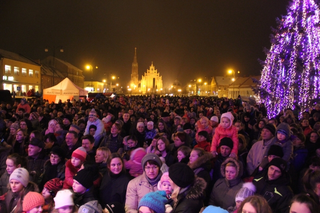 Šiemet eglė padabinta dvigubomis girliandomis - mėlyna ir geltona.
