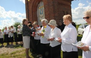 Giesmės Dievo Motinai – prie Lurdo koplyčios Prie Lurdo koplytėlės - netradicinė malda. D. Zibolienės nuotr.