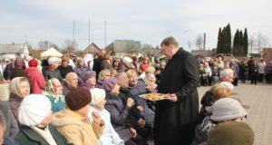 Sūriu visus vaišino parapijos klebonas Eimantas Novikas. D. Zibolienės nuotr.