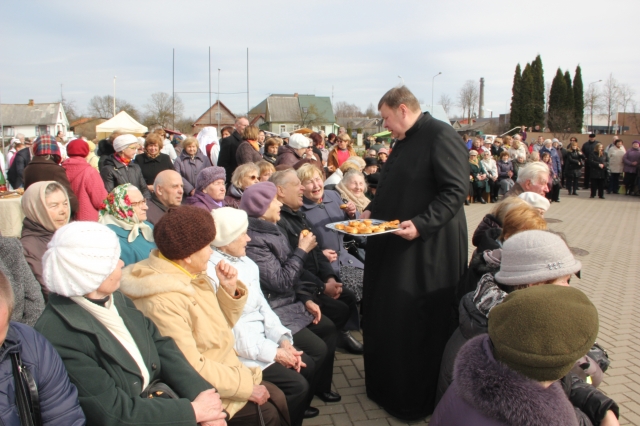 Sūriu visus vaišino parapijos klebonas Eimantas Novikas. D. Zibolienės nuotr.