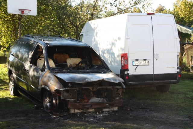 Sudegęs automobilis „Crysler Voyager“. D. Zibolienės nuotr.