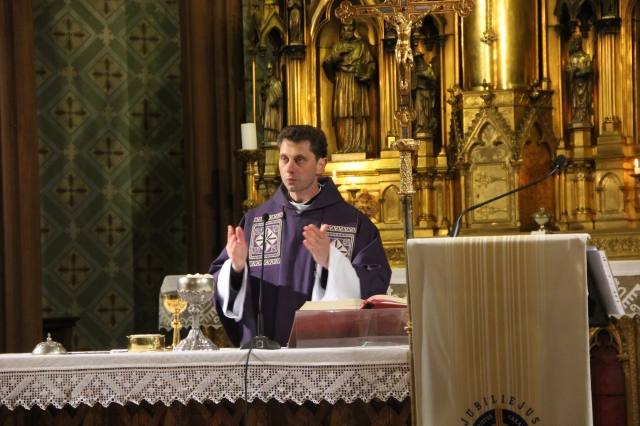 Kunigas Ričardas Doveika Rokiškio bažnyčioje. D. Zibolienės nuotr.