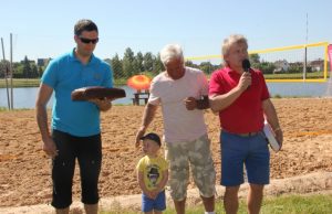 Verslininkas Zenonas Akramavičius (dešinėje) per tinklinio turnyrą pranešė apie pasitraukimą iš rajono tarybos