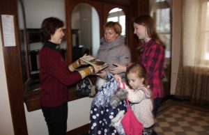 Muziejininkė Dalia Kiukienė (kairėje) pasveikino jubiliejinę lankytoją Sigitą Rasimavičienę su dukromis Ugne ir Neda. D. Zibolienės nuotr.