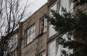 Vyras iš penktojo aukšto šaukė „Alach akbar“