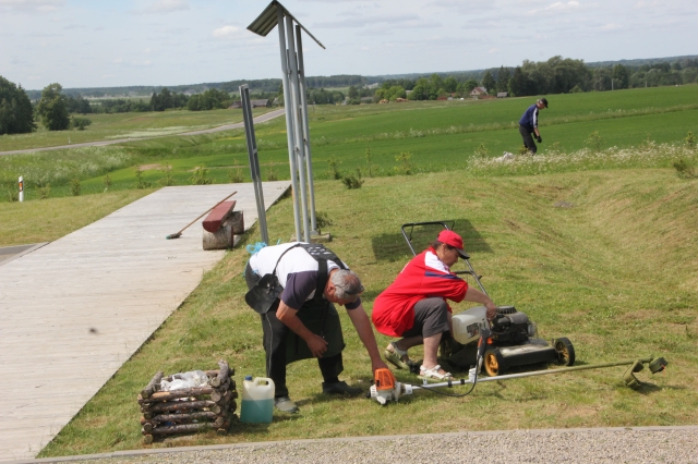 Struvės geodezinio lanko Gireišių  punkto aplinką tvarko Panemunėlio seniūnijos darbuotojai. D. Zibolienės nuotr.