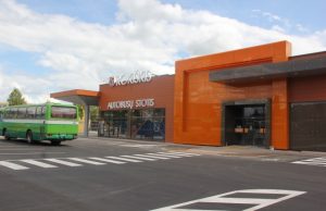 Prekybos centro durys dar užvertos pirkėjams. D. Zibolienės nuotr.