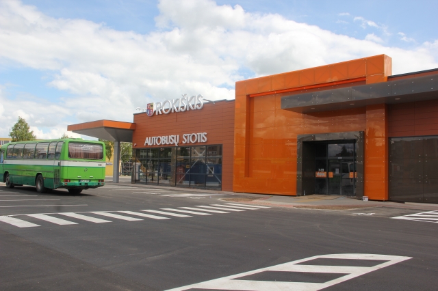 Prekybos centro durys dar užvertos pirkėjams. D. Zibolienės nuotr.