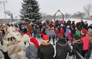 Lietuvos Kalėdų kalėda linksminasi su vaikais. D. Zibolienės nuotr. .