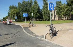 Įvažiavimą į Panevėžio 6-ąjį namą apsunkina aukšti bortai. D. Zibolienės nuotr.