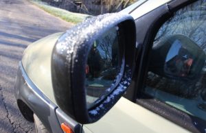 Nuo langų ir veidrodėlių reikėjo gramdyti ledą.