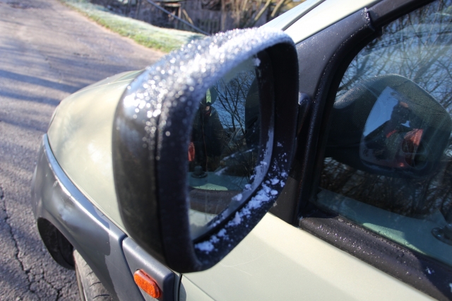 Nuo langų ir veidrodėlių reikėjo gramdyti ledą. Nuo langų ir veidrodėlių reikėjo gramdyti ledą.