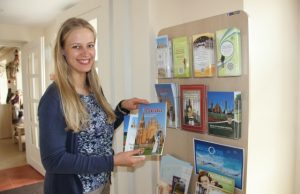 Lina Valotkienė: „Į Turizmo ir tradicinių amatų informacijos ir koordinavimo centrą užsukę turistai ieško įvairių suvenyrų su Rokiškio atributika. Gaila