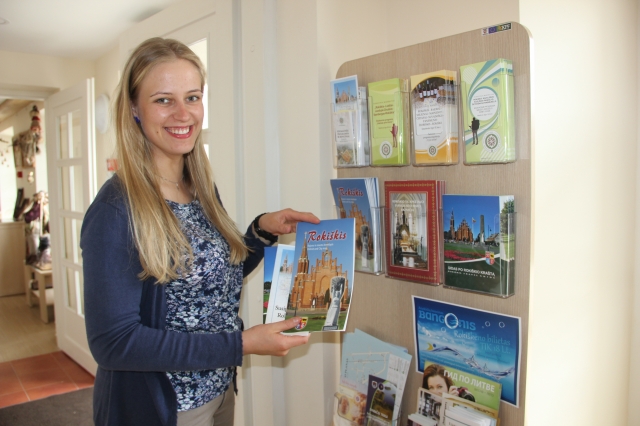Lina Valotkienė: „Į Turizmo ir tradicinių amatų informacijos ir koordinavimo centrą užsukę turistai ieško įvairių suvenyrų su Rokiškio atributika. Gaila
