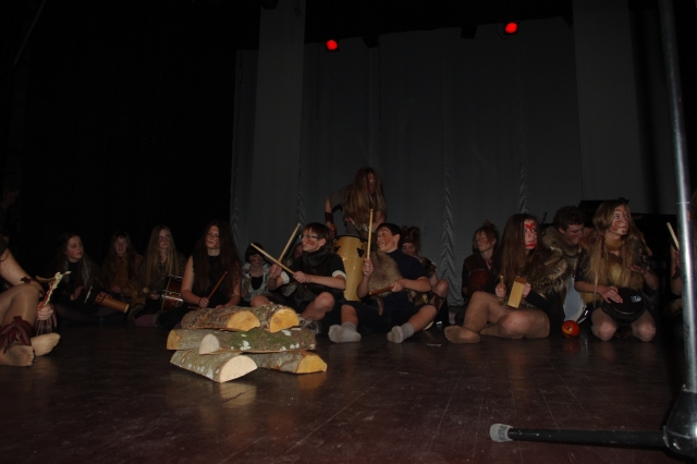 Koncertą pradėjo pirmykščiai žmonės