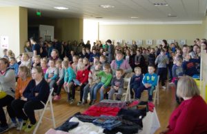 Ekomiestelyje moksleiviai mokėsi atliekas prikelti antrajam gyvenimui. D. Krivo nuotr.