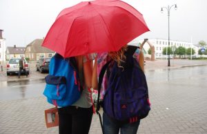 Naujiems mokslo metams besiruošiančioms šeimos praverstų viskas: nuo pieštuko iki padėvėtų kuprinių. M. Katinauskienės nuotr.