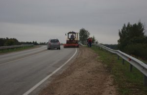 Kelininkai skubėjo nuo viaduko nušluoti pažirusias automobilio nuolaužas